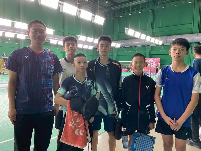 教練與羽球隊成員圖片