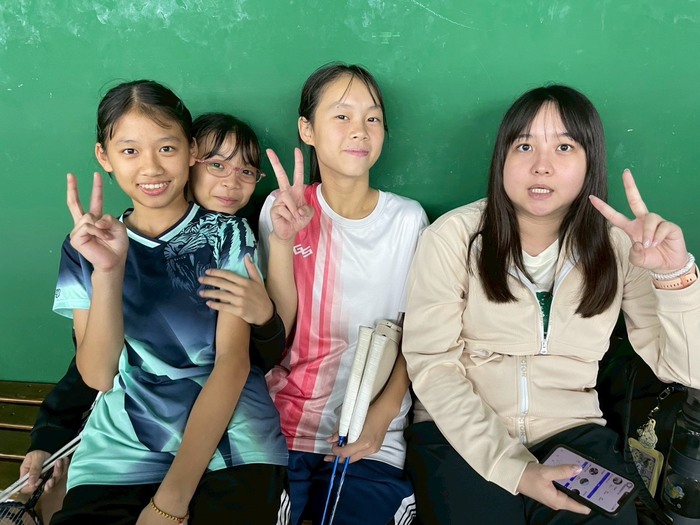 教練與羽球隊成員圖片