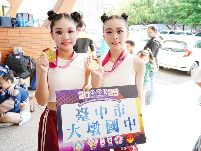 劉子郁、鄭羽恩 彩球雙人國中組第一名圖片