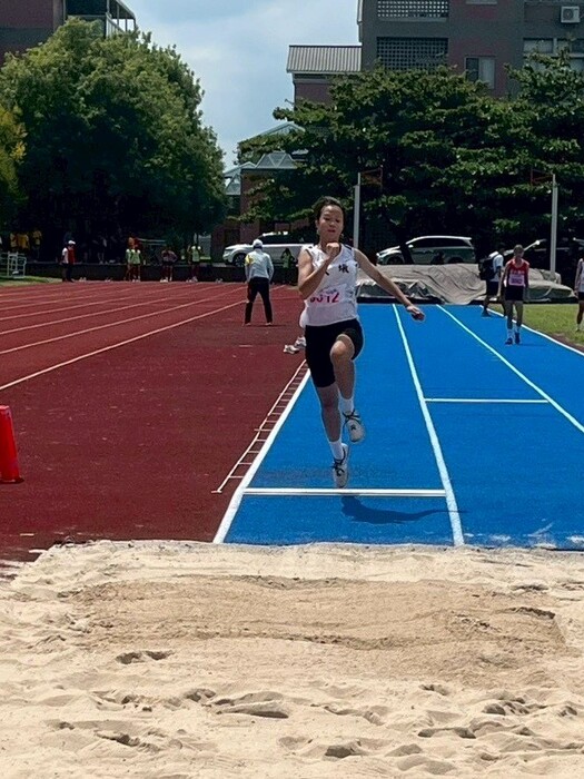 九年十班 戴甄妍同學  跳遠第三名圖片